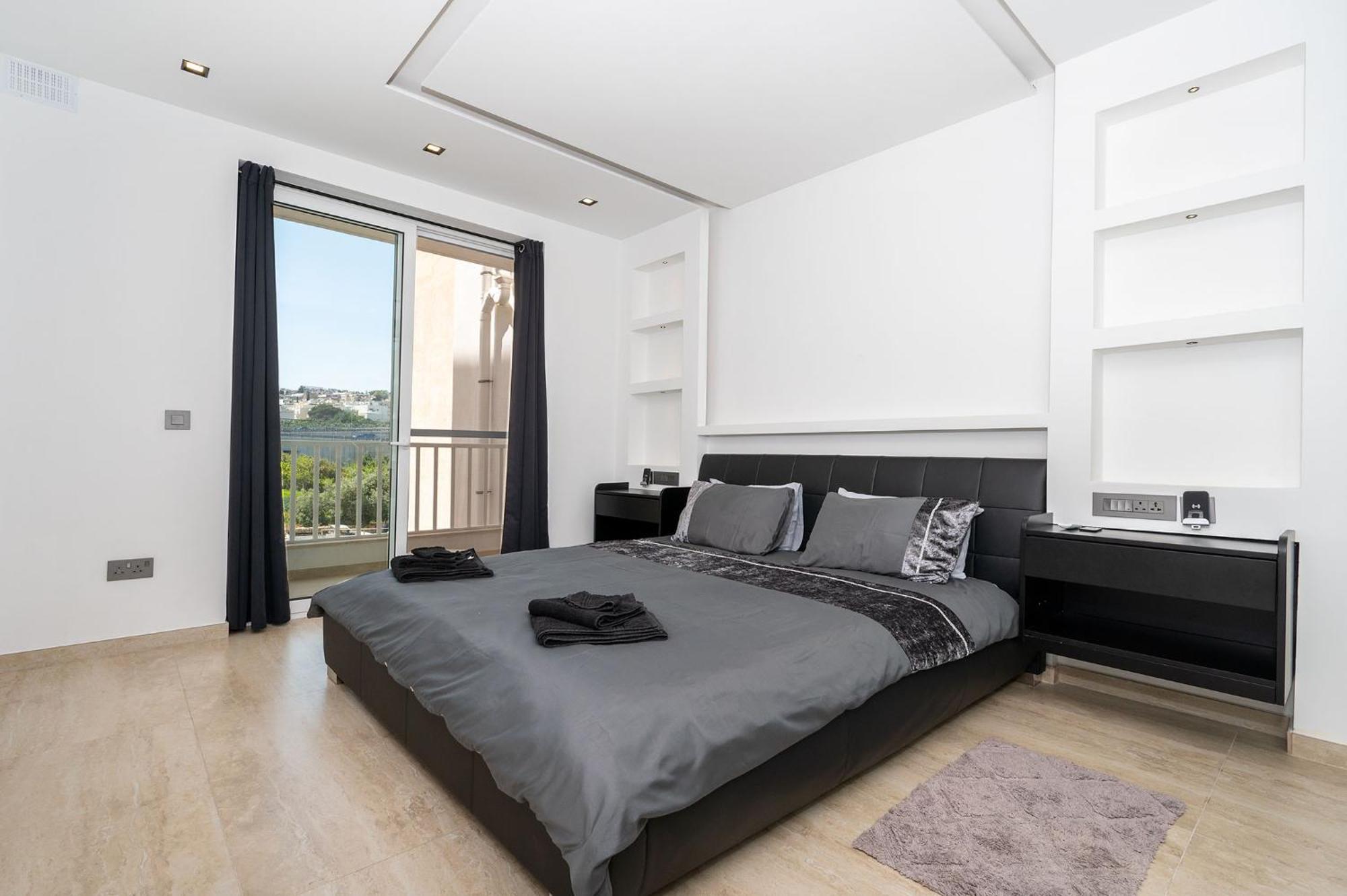 Modern 2 Bedroomed Apartment In Gzira Esterno foto